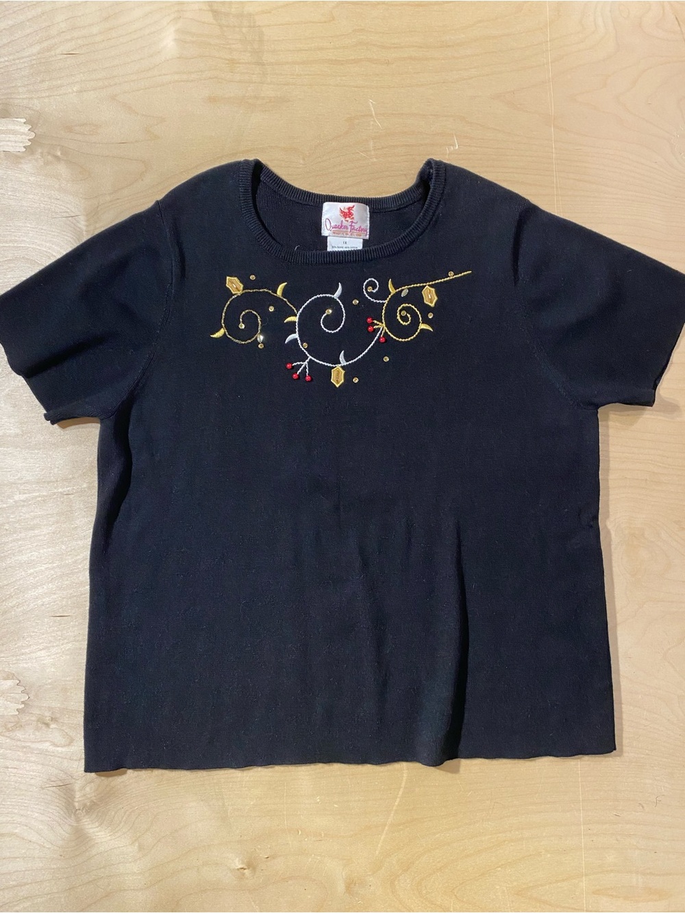 Quacker Factory Black Short-Sleeve Sweater with Gold & Red Embroidery 1X (SZ)